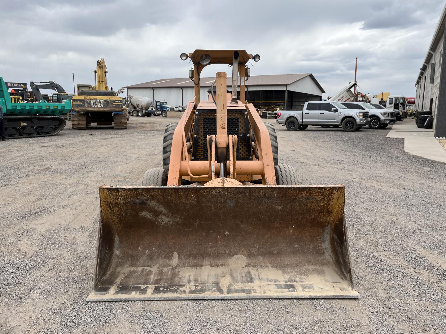 ./imagenes/INVOICE/2019/17260/CARGADOR CON ESCREPA JOHN DEERE 210LE (8).JPG